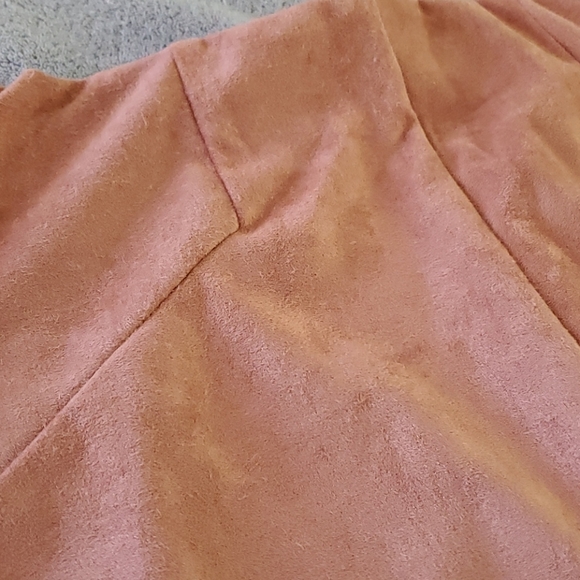 Faux suade pink skirt - Picture 2 of 3